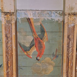 <p>Detail van het plafond van Keizersgracht 530. Deze papegaai in glijvlucht vertoond qua houding enige overeenkomsten met de papegaai op de eerste verdieping van de Groote Sociëteit. Papegaaien werden als exotische vogels vanuit de Molukken en West-indië meegenomen en in Nederland verkocht als sprekende huisdieren. Dit stelde de plafondschilders in staat deze dieren natuurgetrouw (na) te schilderen. [RCE, 516.219]</p>
